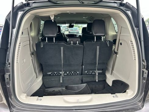 Used 2022 Chrysler Pacifica Touring-L w/ Uconnect Theater Family Group FWD image 29