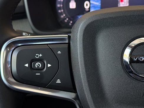 Certified 2025 Volvo XC40 B5 Core image 27