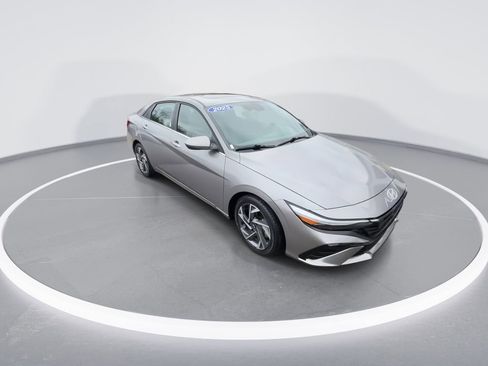 Used 2025 Hyundai Elantra SEL image 2