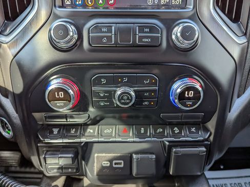 Used 2022 GMC Sierra 3500 AT4 w/ AT4 Preferred Package AWD/4WD image 23