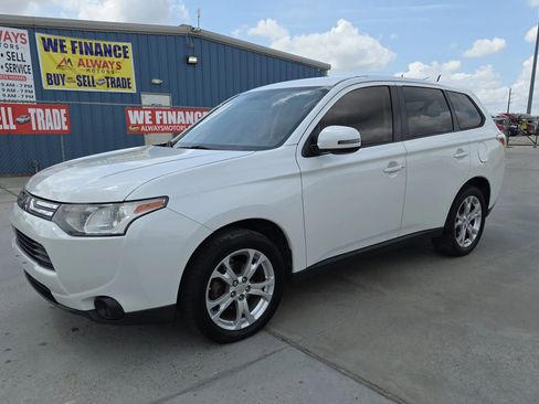 Used 2014 Mitsubishi Outlander SE image 2