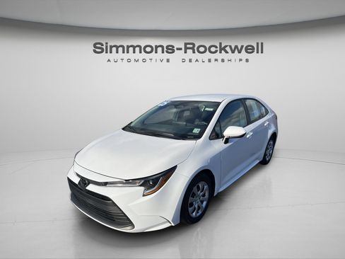 Used 2025 Toyota Corolla LE image 1