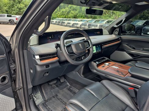 Used 2025 Lincoln Navigator Black Label AWD/4WD image 11
