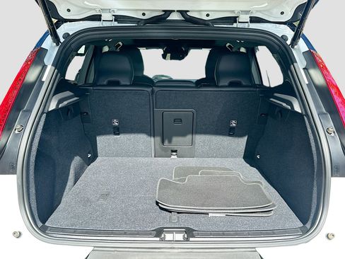Used 2021 Volvo XC40 T4 R-Design image 28