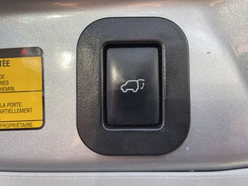 Used 2014 Toyota Sienna XLE image 17