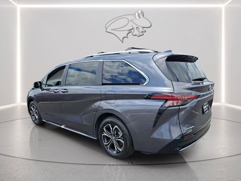 Used 2025 Toyota Sienna Platinum AWD/4WD image 3