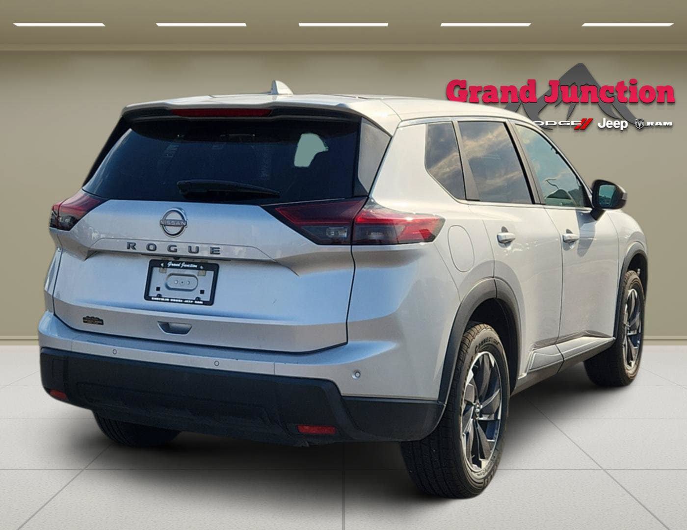 Used 2025 Nissan Rogue SV FWD image 4