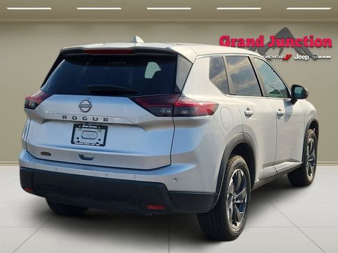 Used 2025 Nissan Rogue SV FWD image 4