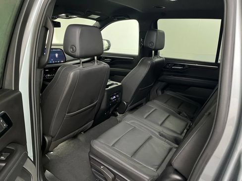 Used 2025 Chevrolet Suburban Z71 AWD/4WD image 23