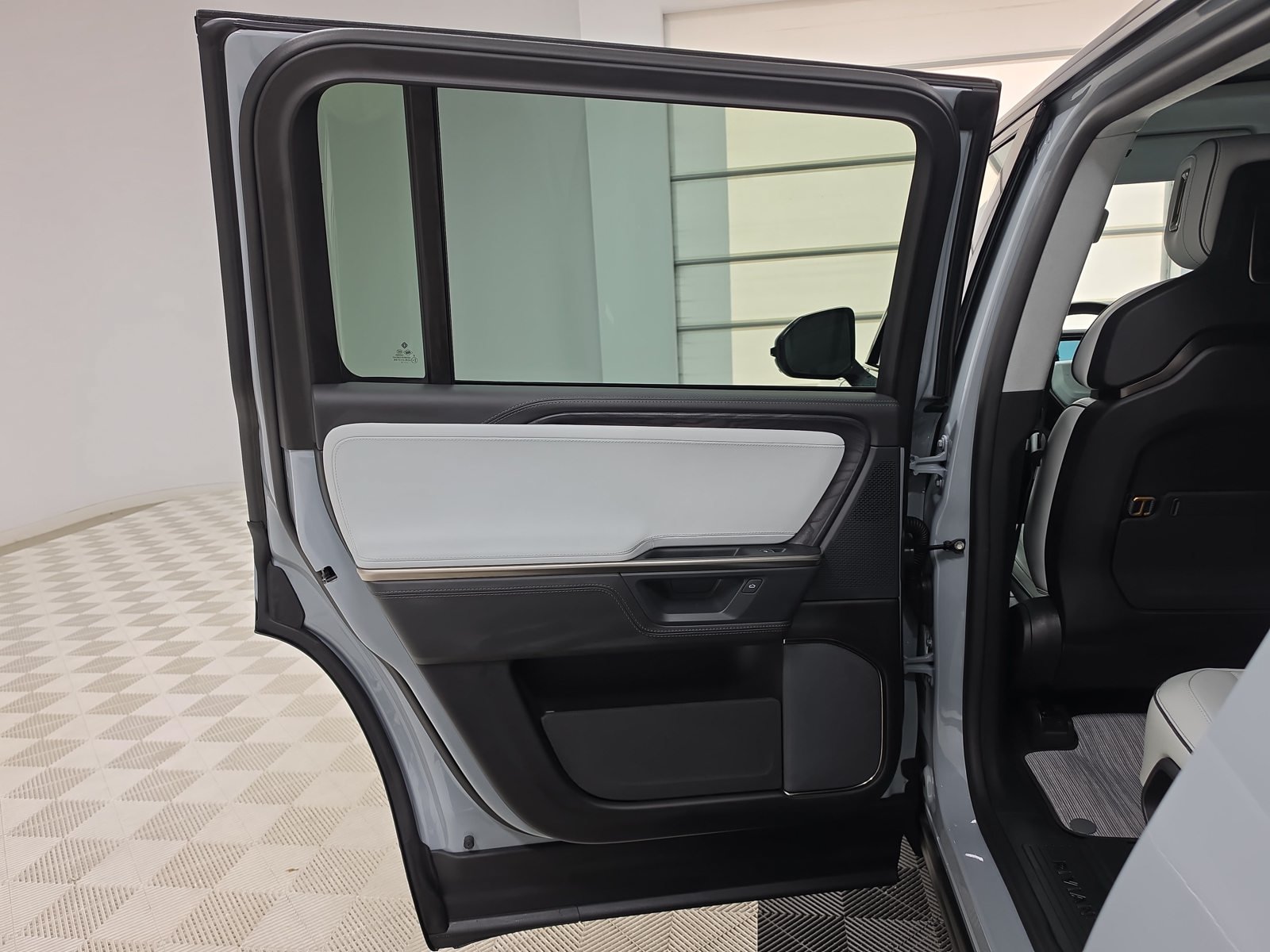 Used 2025 Rivian R1S Adventure Dual AWD/4WD image 17