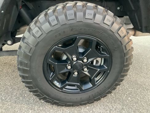 Used 2022 Jeep Gladiator Willys image 11