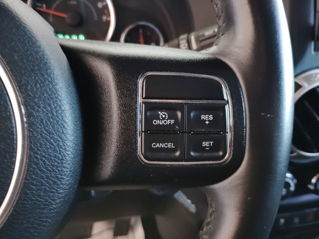 Used 2015 Jeep Wrangler Unlimited Rubicon w/ Connectivity Group AWD/4WD image 27