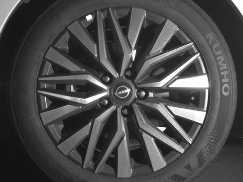 Used 2025 Nissan Altima 2.5 SV FWD image 12
