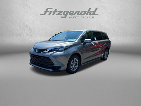 Used 2026 Toyota Sienna LE FWD image 3