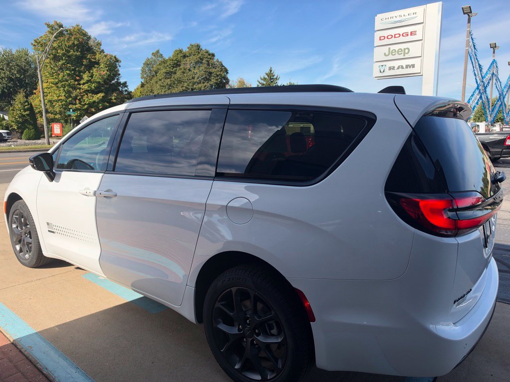 New 2027 Chrysler Pacifica Select AWD/4WD image 17
