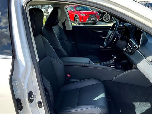 Certified 2025 Lexus ES 300h w/ Premium Package image 8