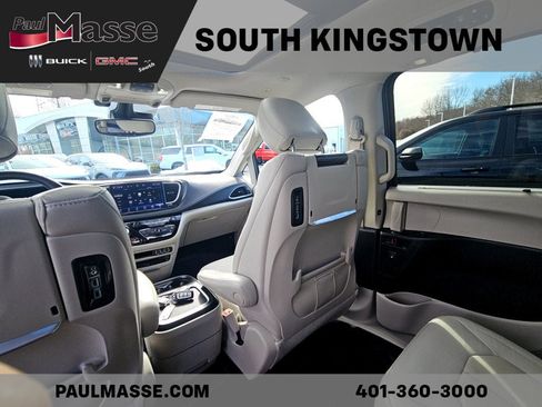 Used 2021 Chrysler Pacifica Touring-L w/ Uconnect Theater Family Group image 9