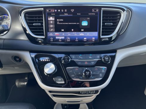 Used 2024 Chrysler Pacifica Touring-L image 26