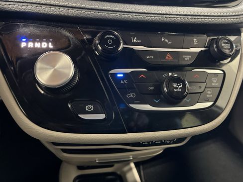 Used 2023 Chrysler Pacifica Touring-L FWD image 17