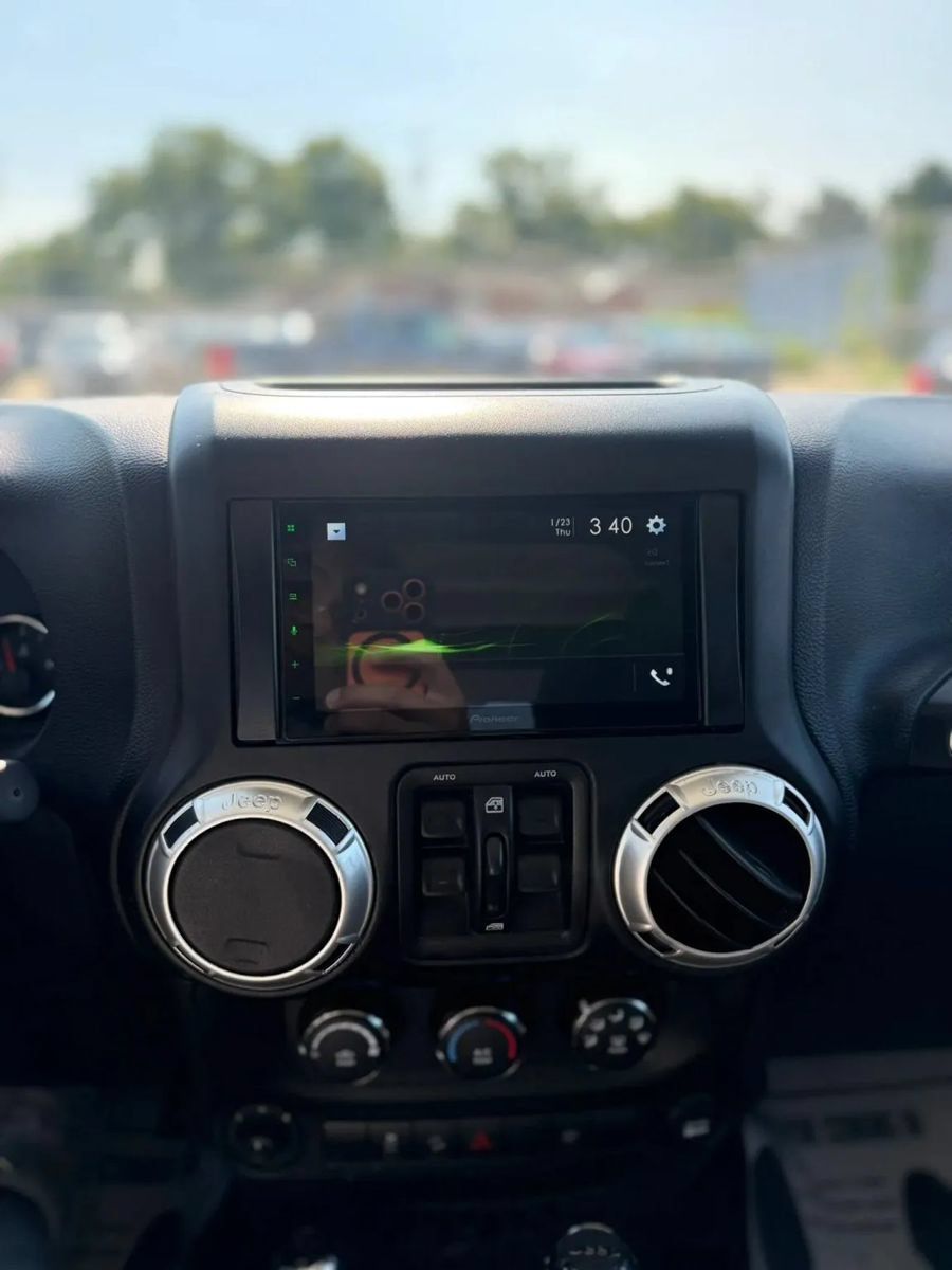 Used 2017 Jeep Wrangler Unlimited Sahara AWD/4WD image 15