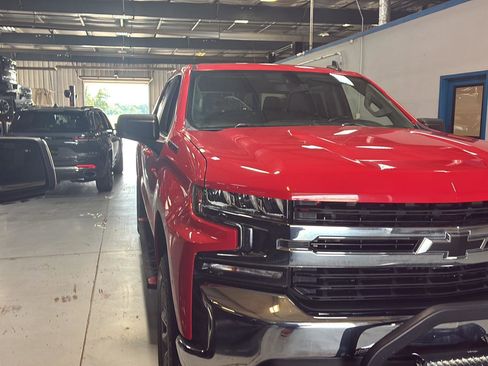 Used 2022 Chevrolet Silverado 1500 LT AWD/4WD image 3