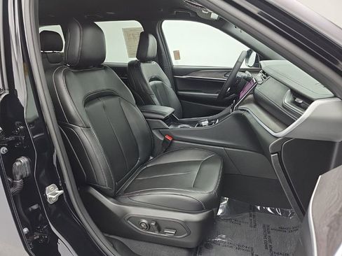 Used 2025 Jeep Grand Cherokee Limited image 46