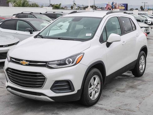 Used 2022 Chevrolet Trax LT w/ LT Convenience Package image 3