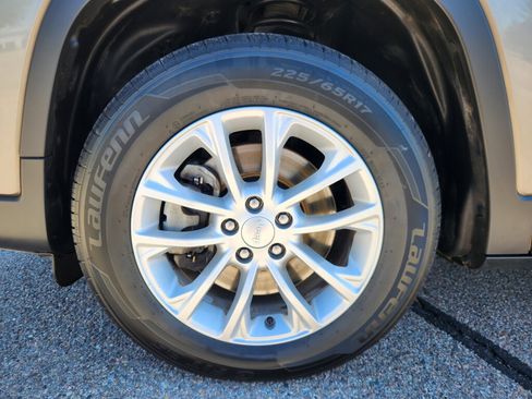Used 2019 Jeep Cherokee Latitude w/ Popular Appearance Group AWD/4WD image 15