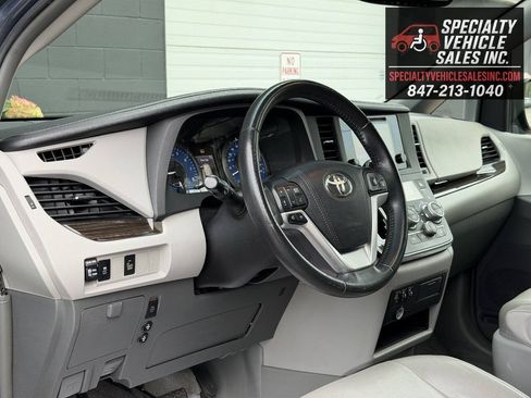 Used 2015 Toyota Sienna XLE FWD image 31