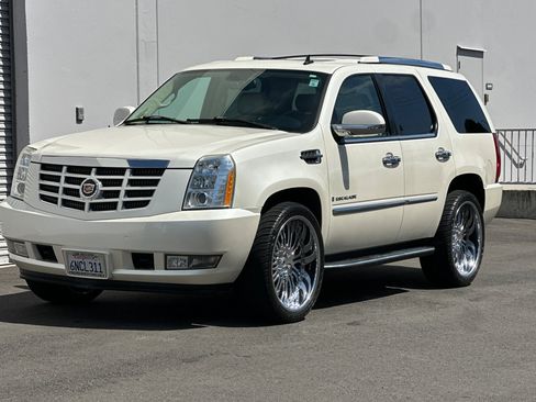 Used 2007 Cadillac Escalade AWD w/ Information Package image 8