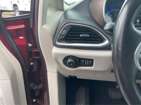 Used 2017 Chrysler Pacifica Touring-L FWD image 14