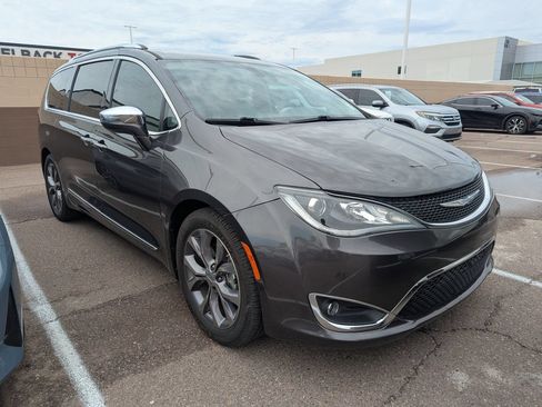 Used 2018 Chrysler Pacifica Limited w/ Tire & Wheel Group FWD image 2