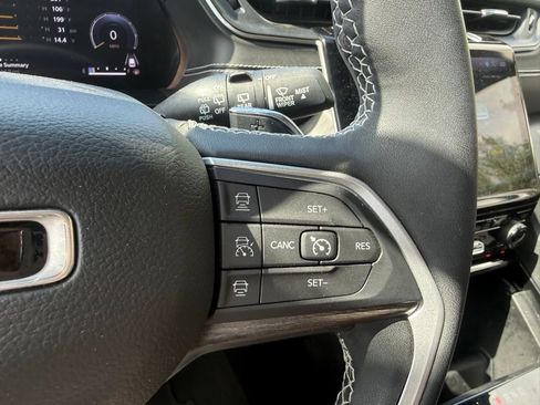 Used 2023 Jeep Grand Cherokee L Limited AWD/4WD image 16