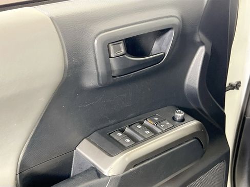 Used 2018 Toyota Tacoma SR5 image 17