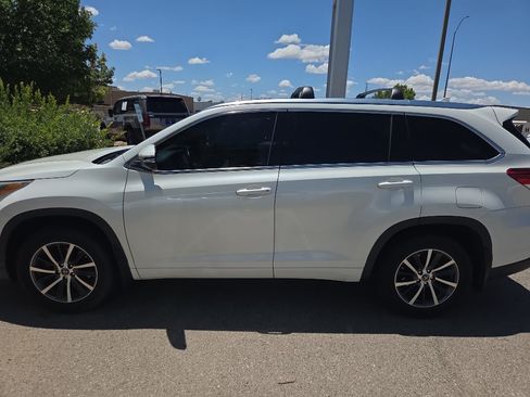 Used 2018 Toyota Highlander XLE FWD image 2
