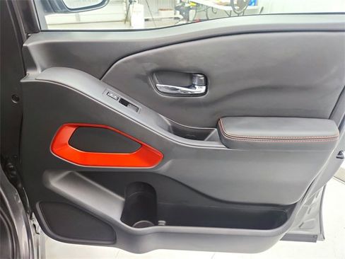 Used 2025 Nissan Frontier PRO-4X image 37