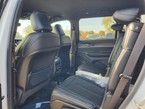 Used 2025 Jeep Grand Cherokee L Limited AWD/4WD image 25