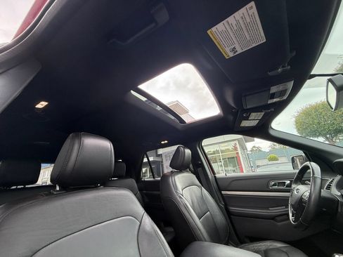 Used 2018 Ford Explorer XLT w/ Equipment Group 202A AWD/4WD image 35