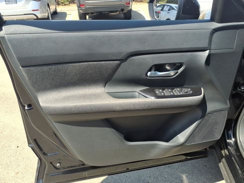 Certified 2025 Nissan Kicks SV FWD image 13