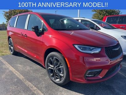 New 2026 Chrysler Pacifica Select