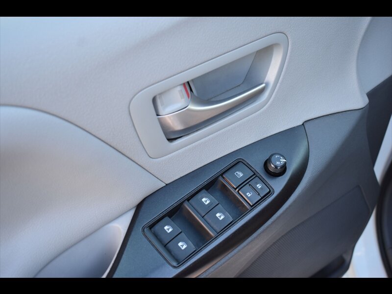 Used 2017 Toyota Sienna LE FWD image 18