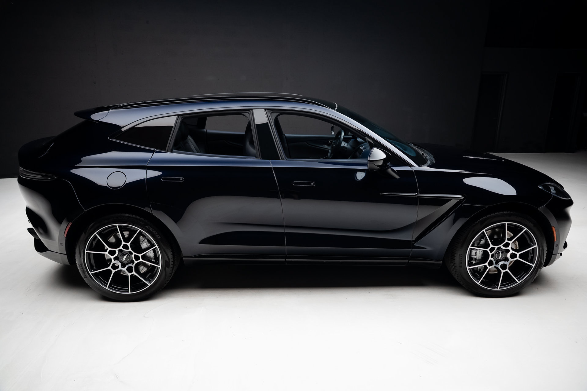Used 2021 Aston Martin DBX AWD/4WD image 33