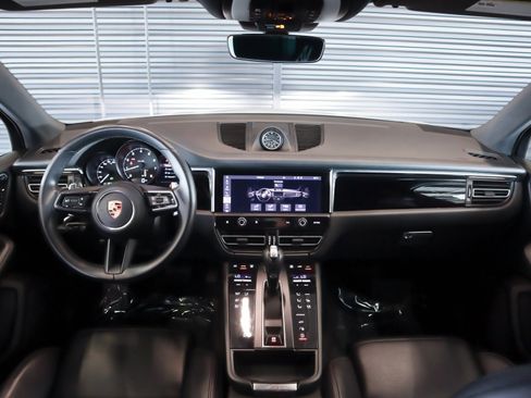 Certified 2024 Porsche Macan image 12