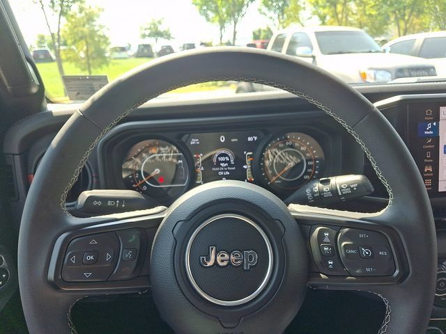 Used 2025 Jeep Wrangler Unlimited Rubicon AWD/4WD image 18