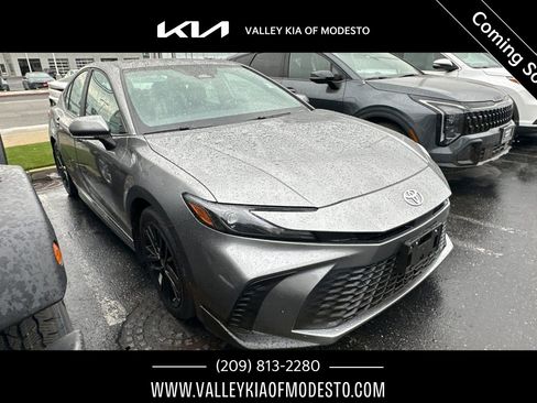 Used 2025 Toyota Camry SE w/ Convenience Package image 1