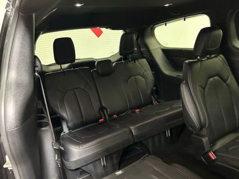 Used 2022 Chrysler Pacifica Touring-L w/ S Appearance Package FWD image 11