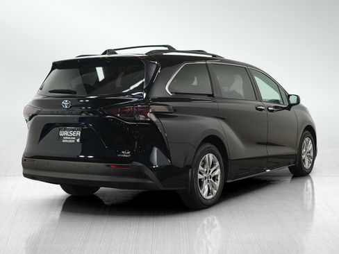 Used 2024 Toyota Sienna XLE w/ XLE Plus Package FWD image 5