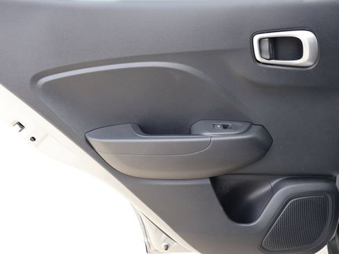 Used 2025 Hyundai Venue SEL FWD image 15