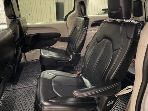 Used 2024 Chrysler Pacifica Touring-L w/ Road Tripper Package image 18