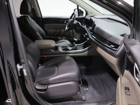 Used 2025 Kia Carnival FWD image 20
